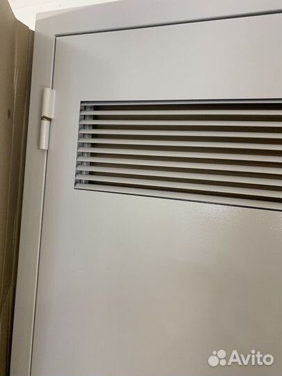 Дверь металлическая с вентиляционной решеткой