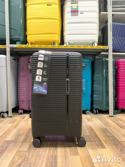 У чемодан из полипропилена на колесах M+