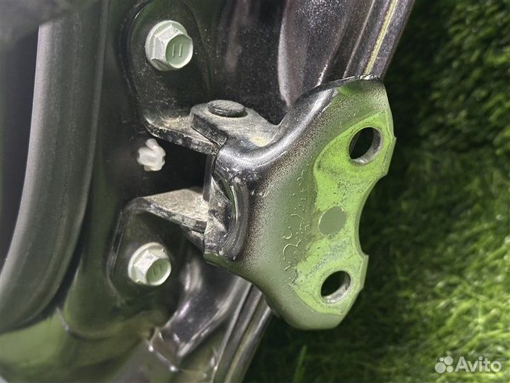 Петли двери передние левые Toyota Aqua NHP10