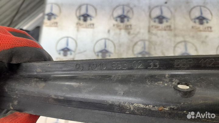 Накладка крышки багажника Прав. A2106930233