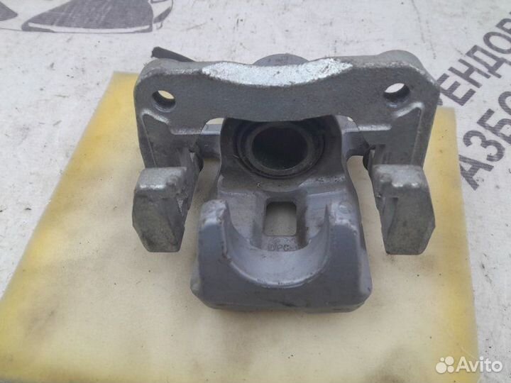 Тормозной суппорт задний левый Toyota Rav4 40