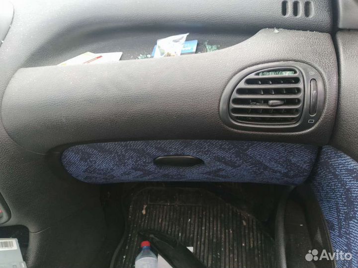 Бардачок в Peugeot 206
