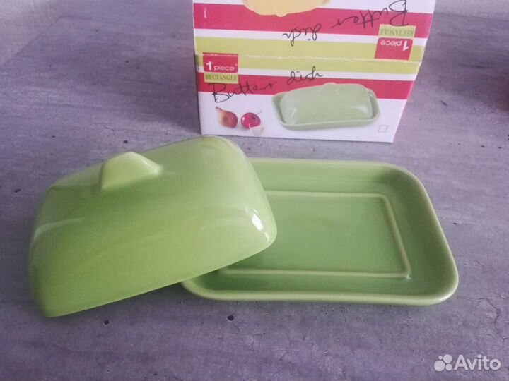 Керамические небольшие кухонные блюдо и масленка