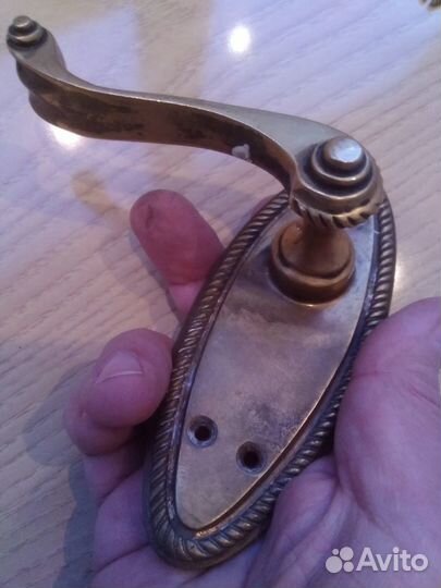 Бронзовая красивая ручка на дверь