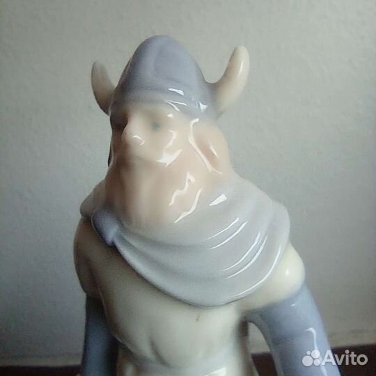 Статуэтка фарфоровая Викинг