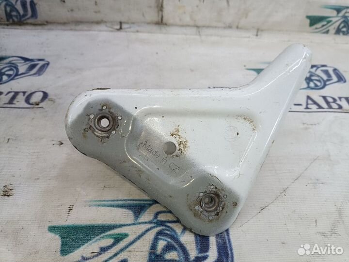 Кронштейн крепления крыла левый Skoda Rapid I (2012—2017)