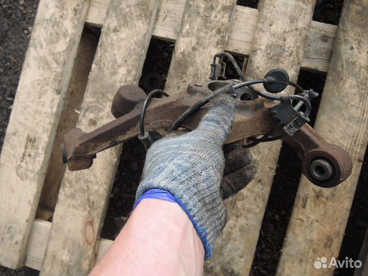 Кулак поворотный задний левый Mitsubishi Galant