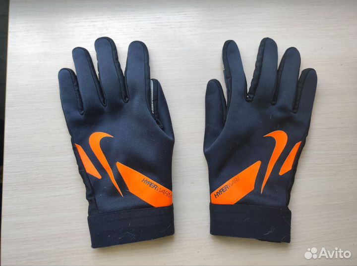 Вратарские футбольные перчатки