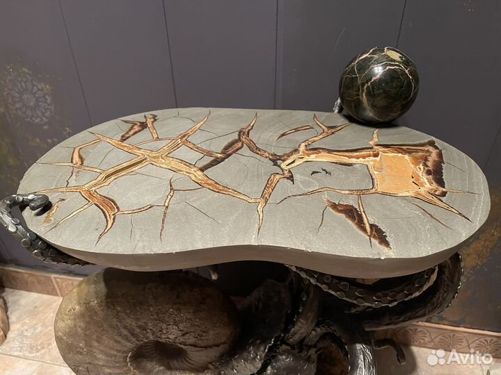 Палентологический стол из аммонита