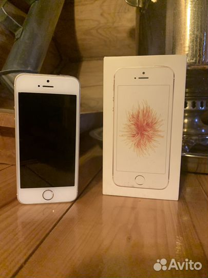 Телефон iPhone se 2016 32gb