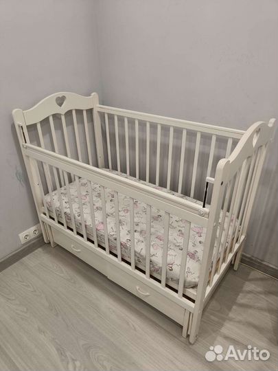 Детская кроватка с маятником и ящиком