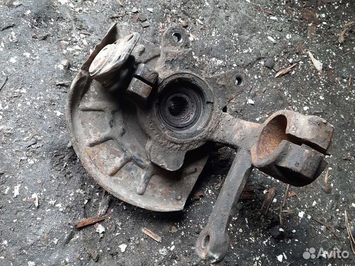 Правый поворотный кулак Skoda Felicia