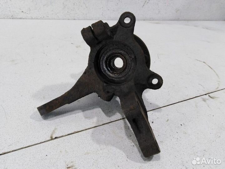 Кулак передний правый