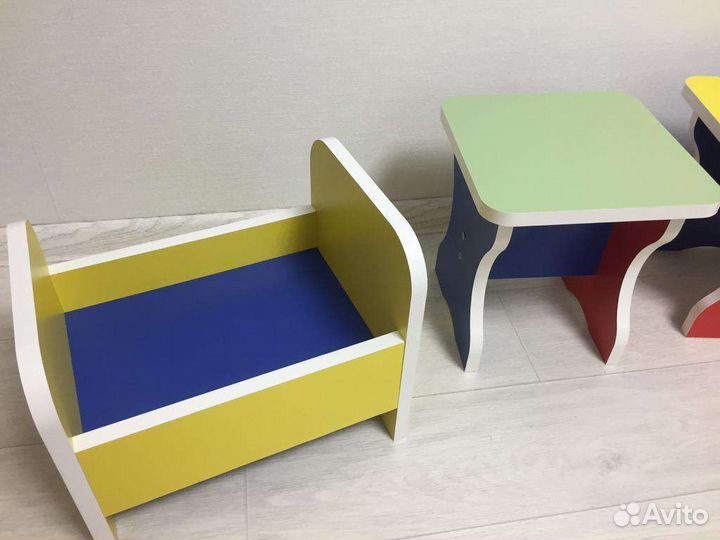Кровать для кукол и табуретки для игр