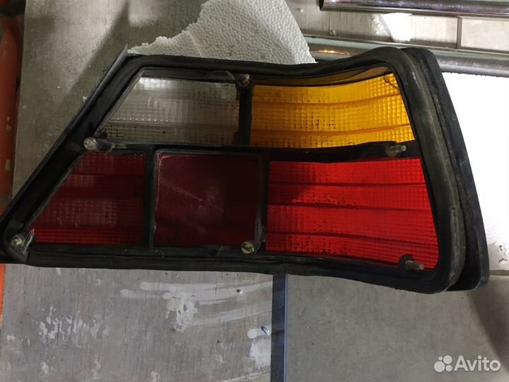 Задний левый фонарь W124