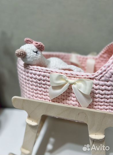 Вязаная люлька для куклы