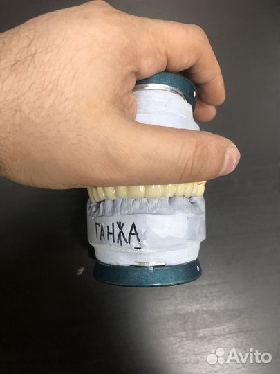 Зубной техник керамист