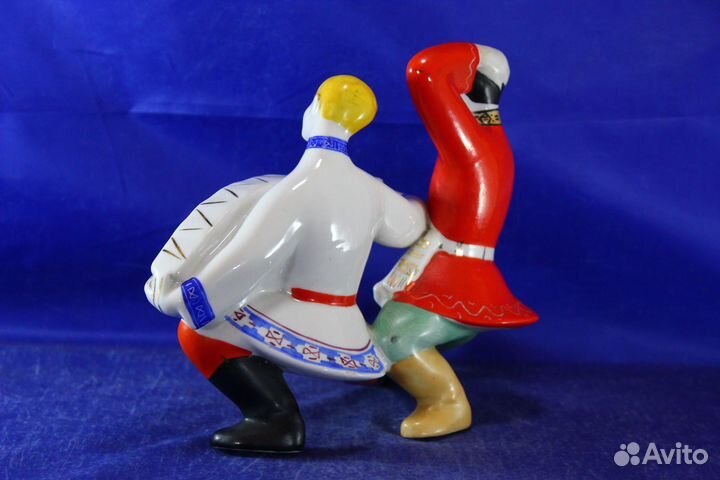 Фарфopoвая cтатуэтка Русский тaнец перeпляс