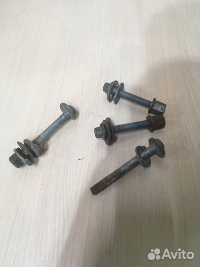 Болт развальный задний мерседес Е211