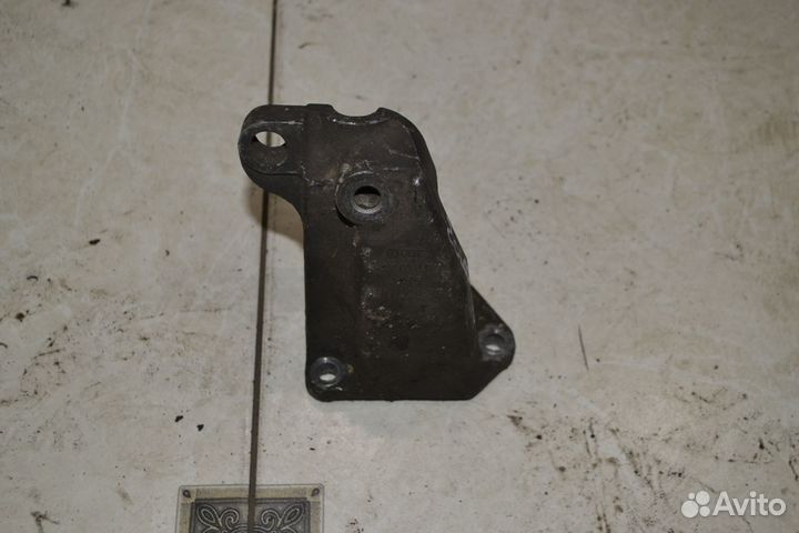 Кронштейн двигателя Volkswagen Golf 3