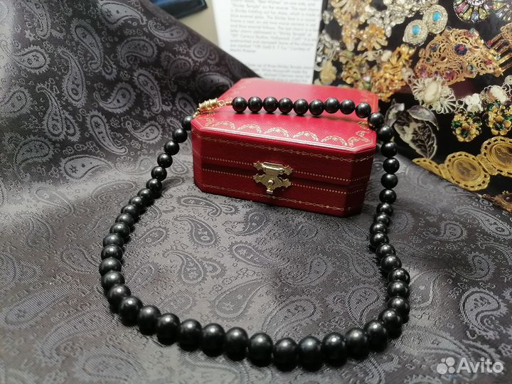 Чёрные стеклянные бусы