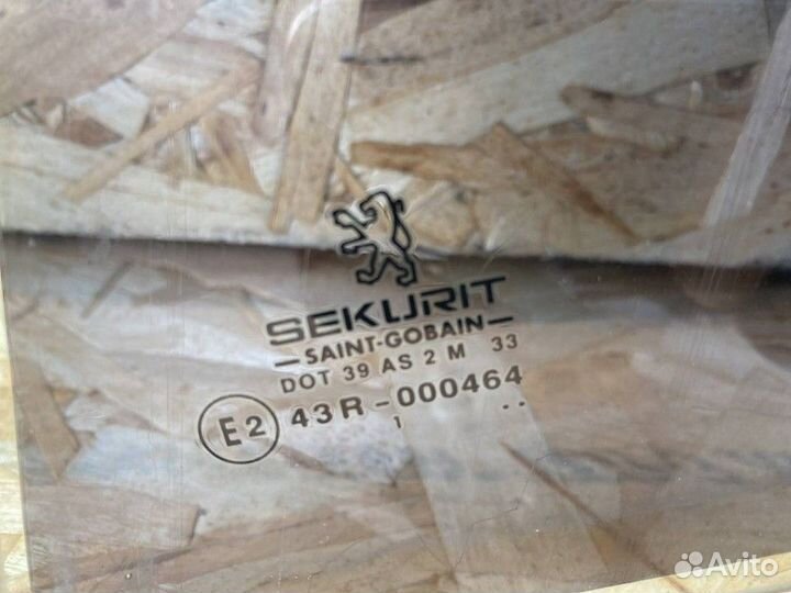Стекло двери задней левой Peugeot 206