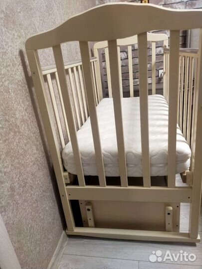 Детская кроватка с маятником без матраса