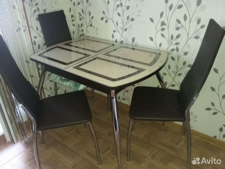 Стол и стулья