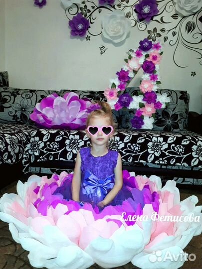 Цифры и буквы, большие цветы, украшения из бумаги