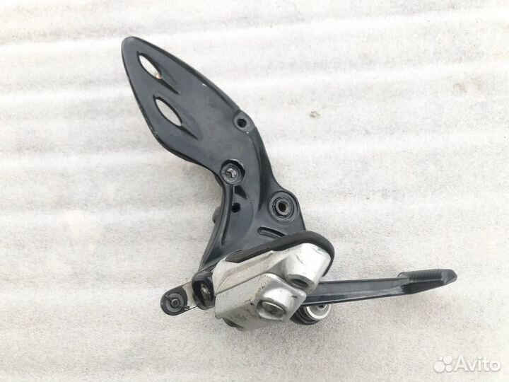 Suzuki GSX1300R 08 правый водительский кронштейн