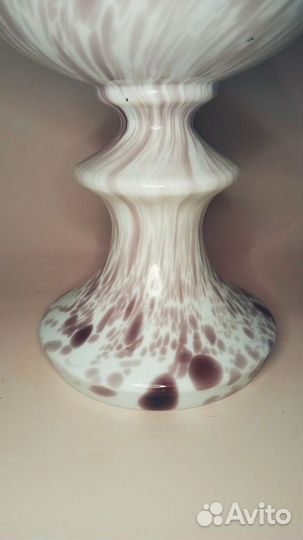 Ваза на ножке. Молочное стекло