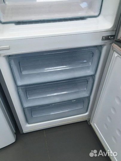 Отличный Холодильник Samsung. Серебристый