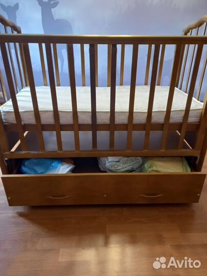 Детская кроватка с маятником и ящиком