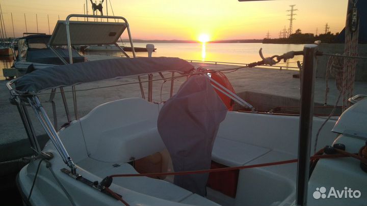 Парусно-моторная яхта Macgregor 26m