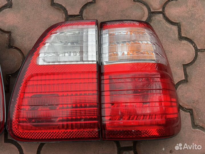 Комплект задних фонарей на ленд крузер100.Оригинал