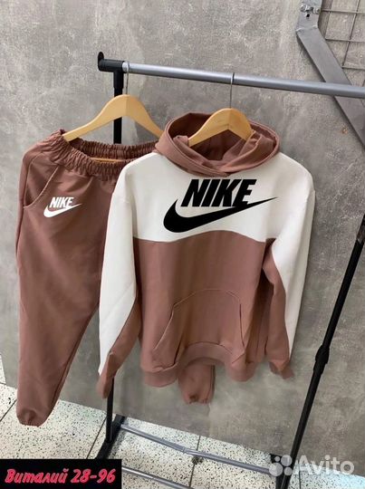 Мужской спортивный костюм