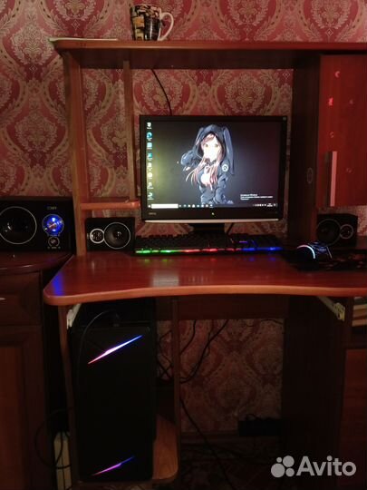 Игровой компьютер с монитором и клавиатурой