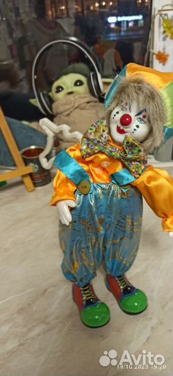 Клоун с фарфоровой головой и руками