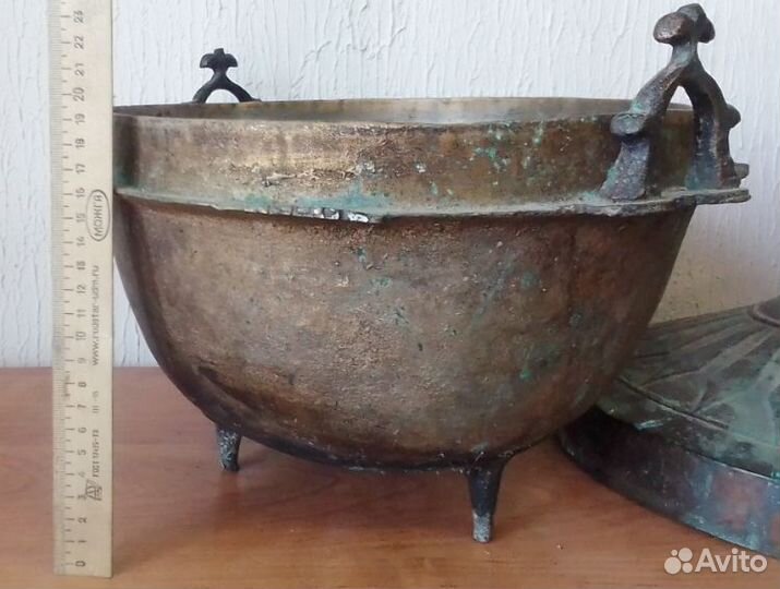 Старинный бронзовый казан на ножках