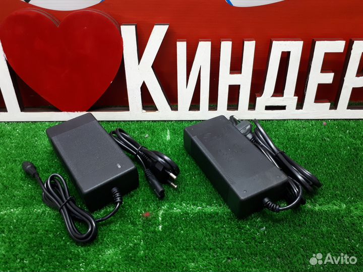 Зарядник на гироскутер