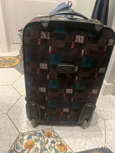 Чемодан с вещами