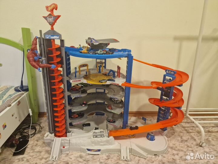 Трек HotWheels Super Ultimate Garage