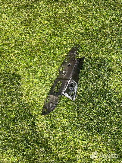 Кронштейн крыла передний правый Fiat 124 2018