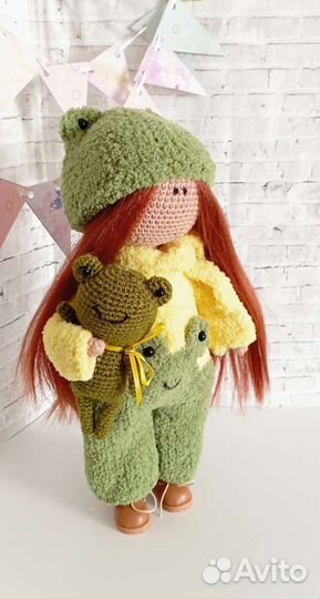 Вязаная интерьерная кукла