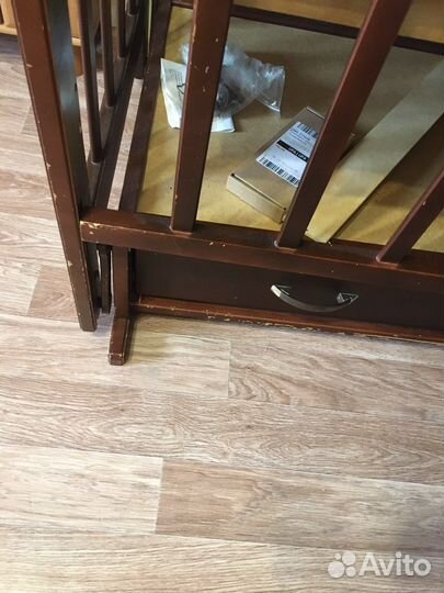 Детская кроватка с маятником