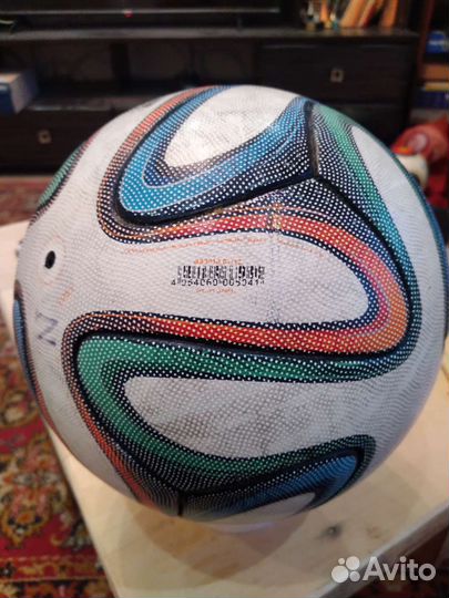 Футбольный мяч adidas brazuca