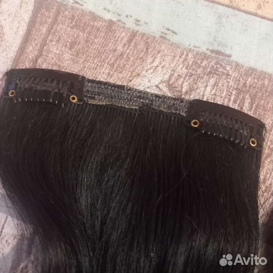 Волосы на заколках черные