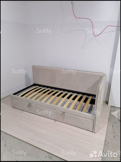 Детская кровать с мягкой спинкой