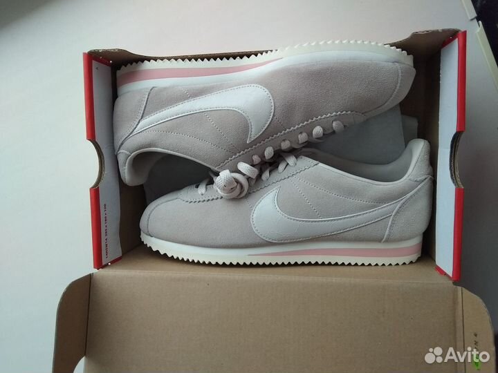 Кроссовки женские