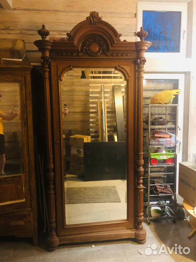 Шкаф старинный из массива дуба